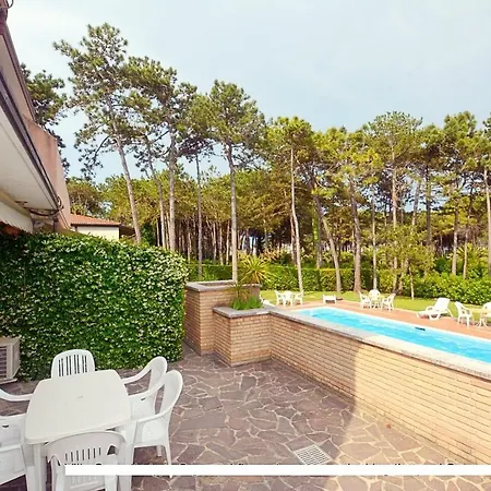 アパート Lignano Sea Front With Pool リニャーノ・サッビアドーロ